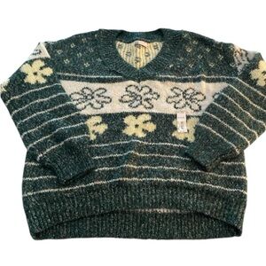SO Hunter Green, White & Light Yellow Floral Sweater V-Neck Size Medium NWT